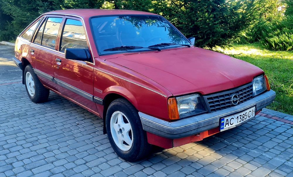 Opel Ascona. 1,6 Газ/Бензин.