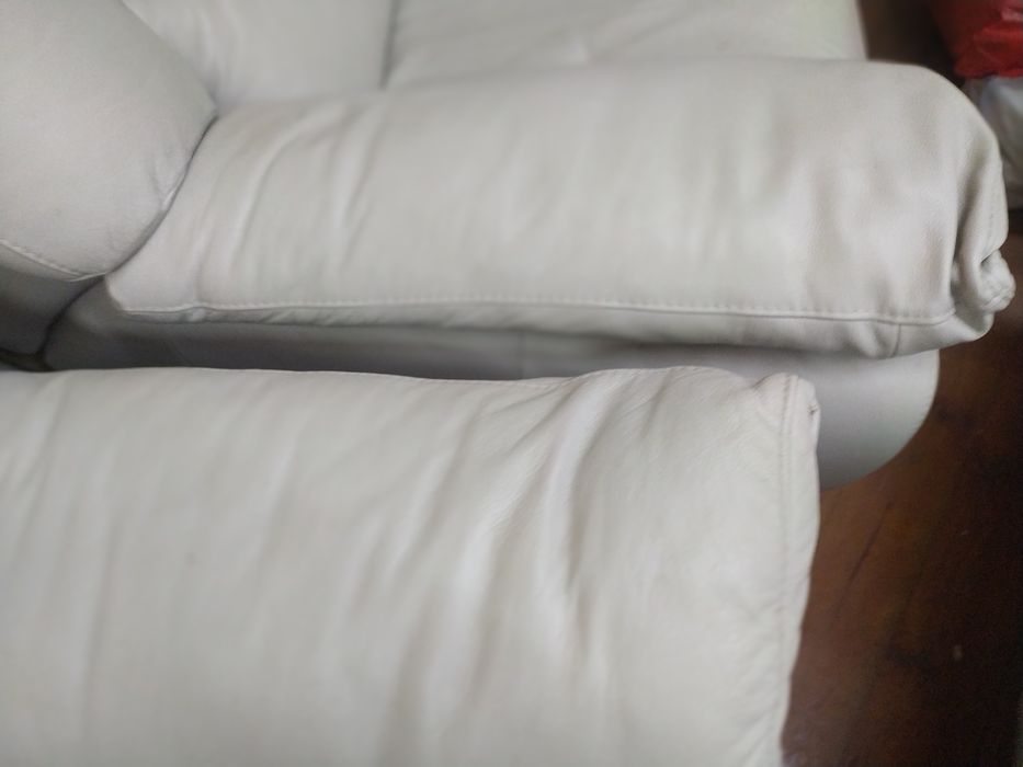 Кожаный диван и два кресла.Одно кресло реклайновское.