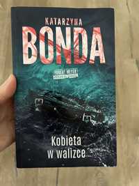 Kobieta w walizce, K. Bonda