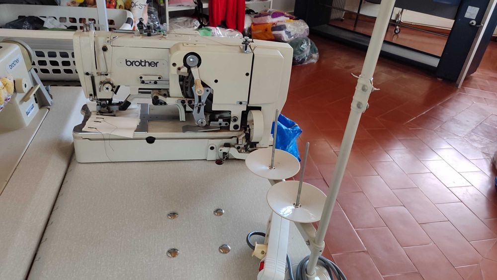 Máquinas de costura com pouco uso