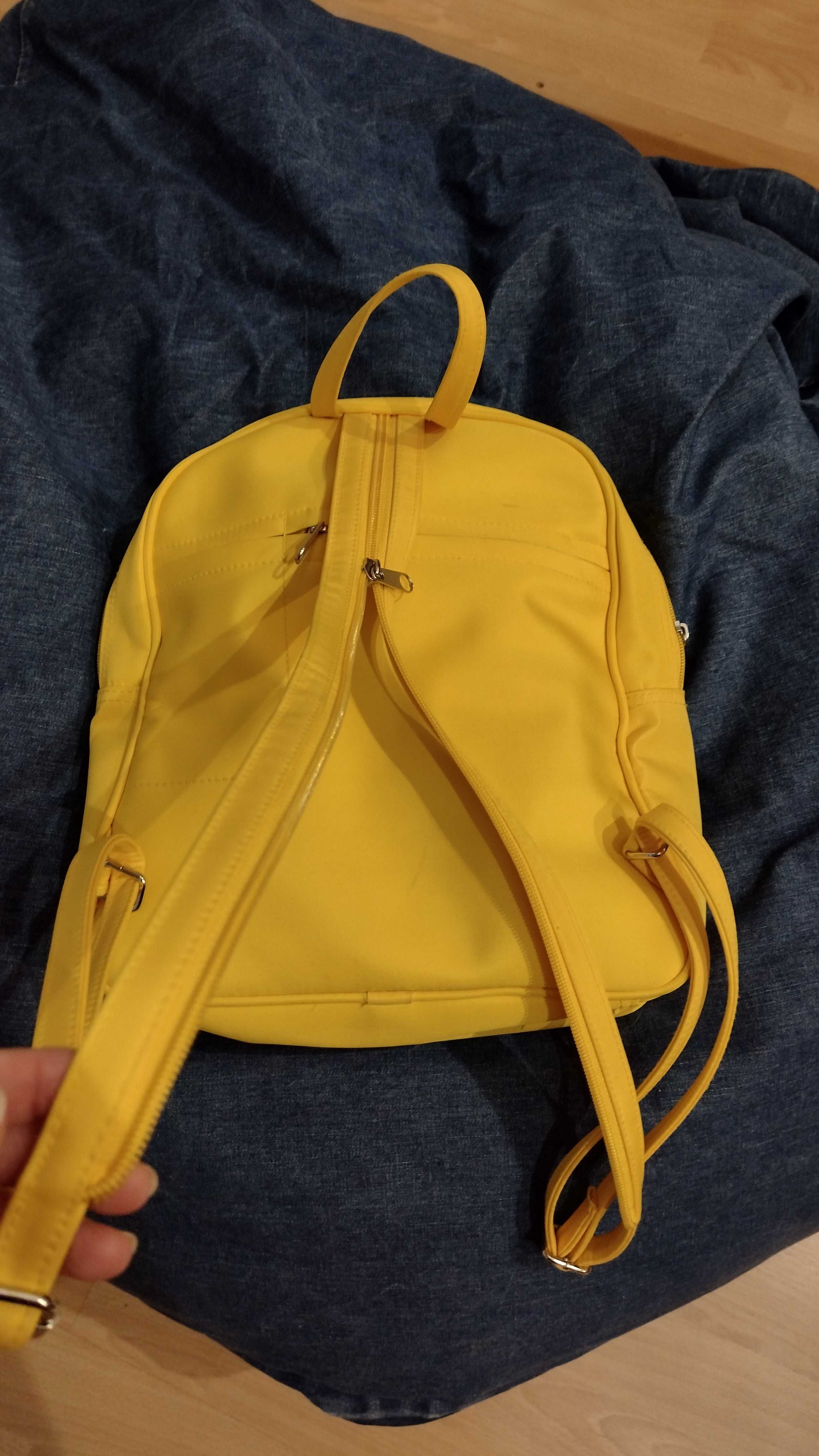 Mały żółty plecak