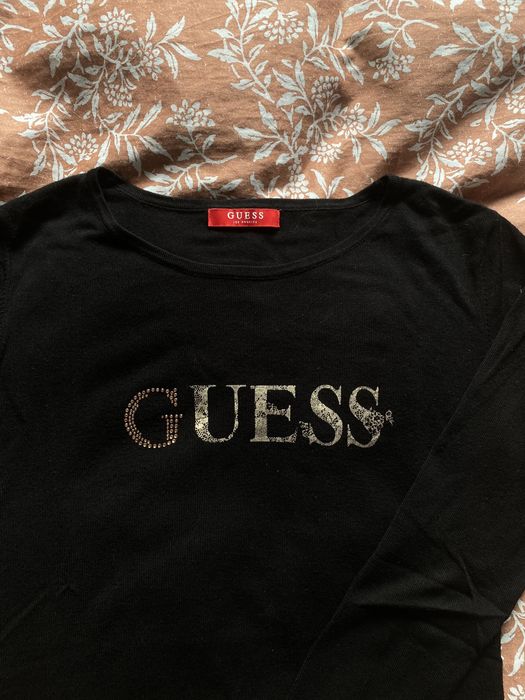 Sweterek Guess z napisem