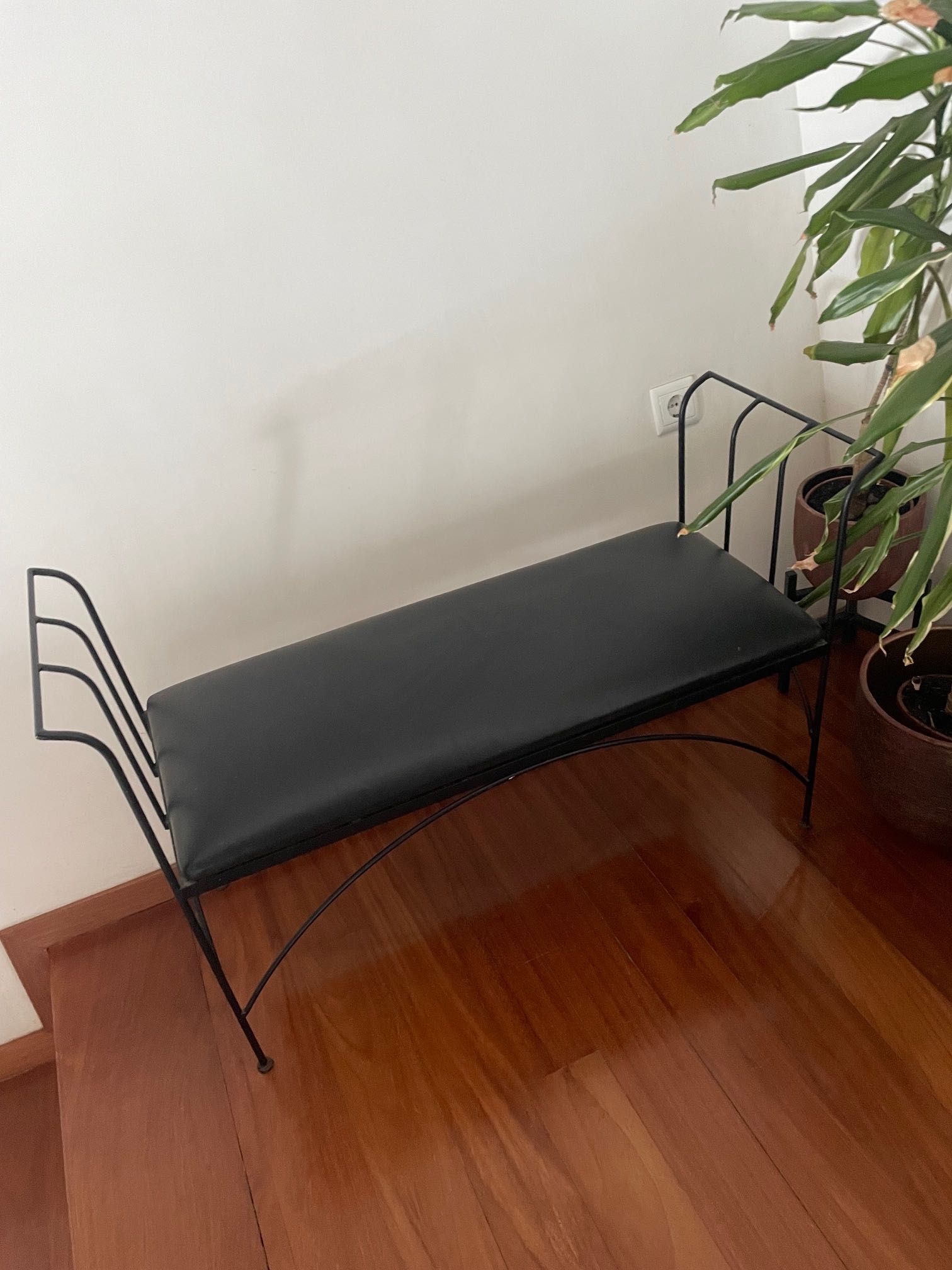 Banco ideal para sala de espera ou simplesmente para casa / jardim
