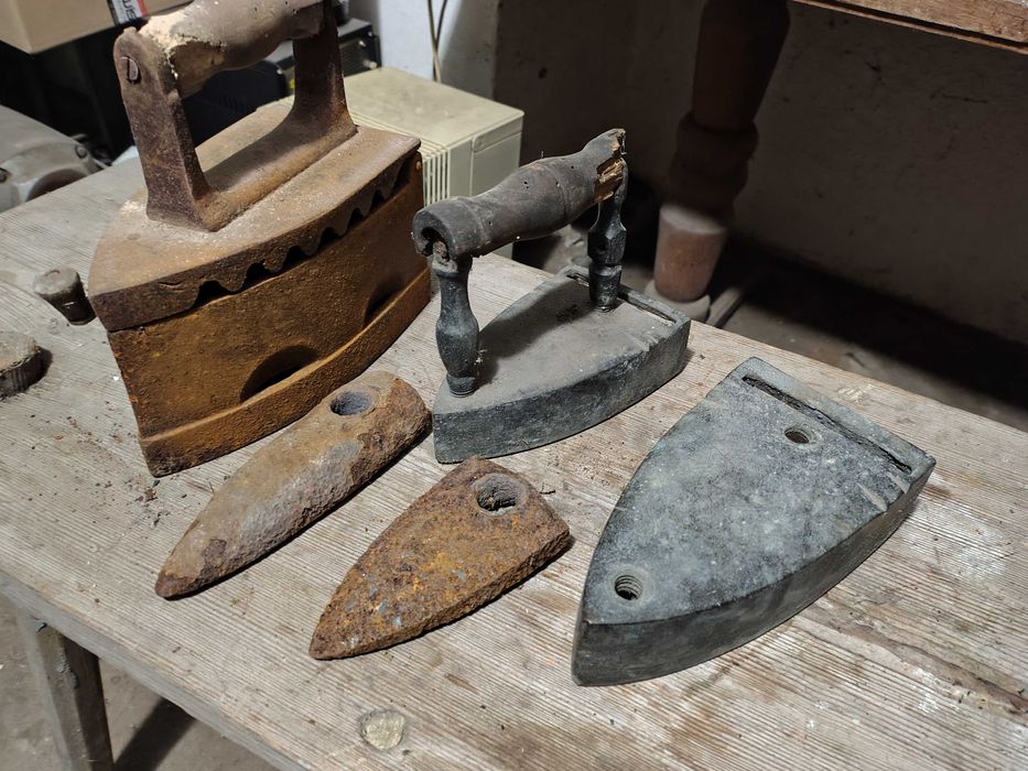 Trzy zabytkowe żelazka plus 2 dusze.