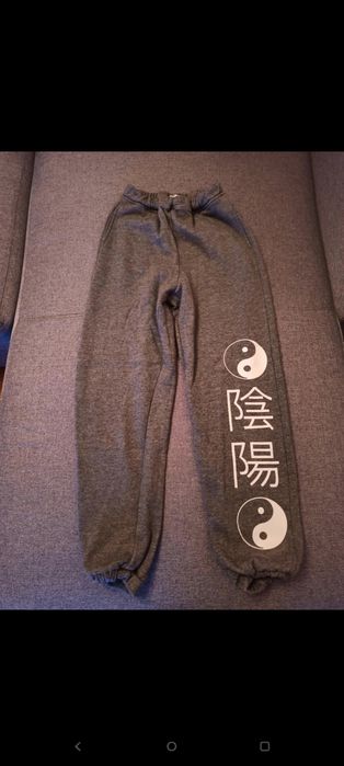 Spodnie dresowe "Yin i Yang" Cropp XS