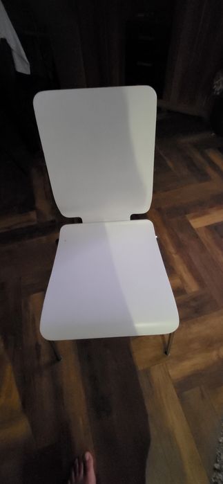Krzesła białe w idealnym stanie do kuchni