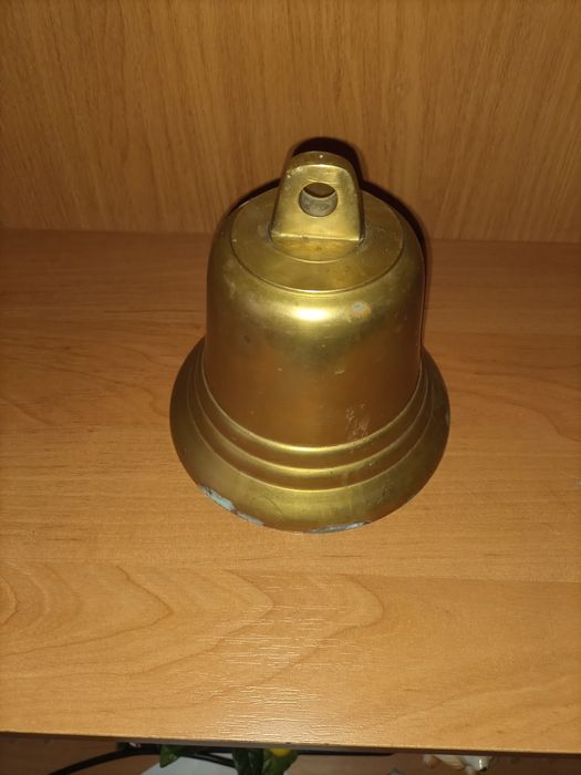 Dzwon mosiężny z ... .