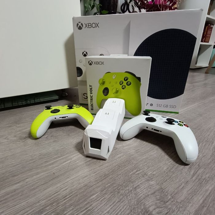 Xbox Series S 512 gb + геймпад + зарядна станція і акумулятори.