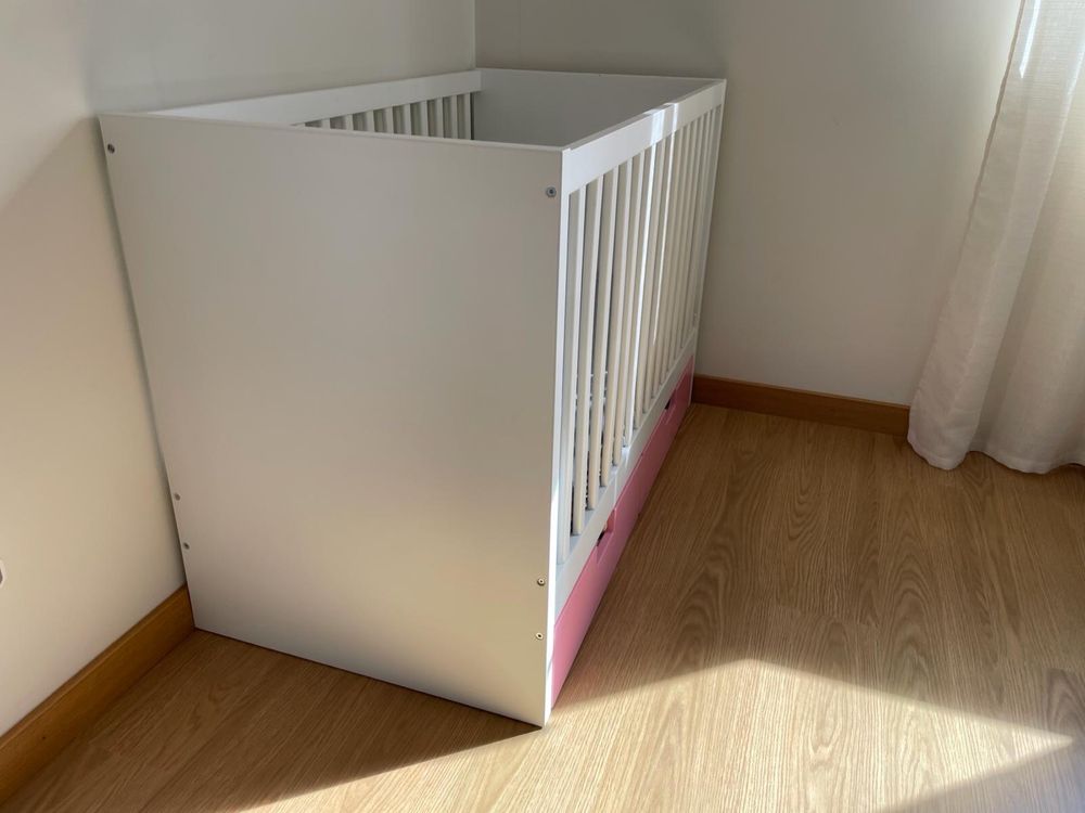 Cama de grades IKEA rosa e branco com colchão