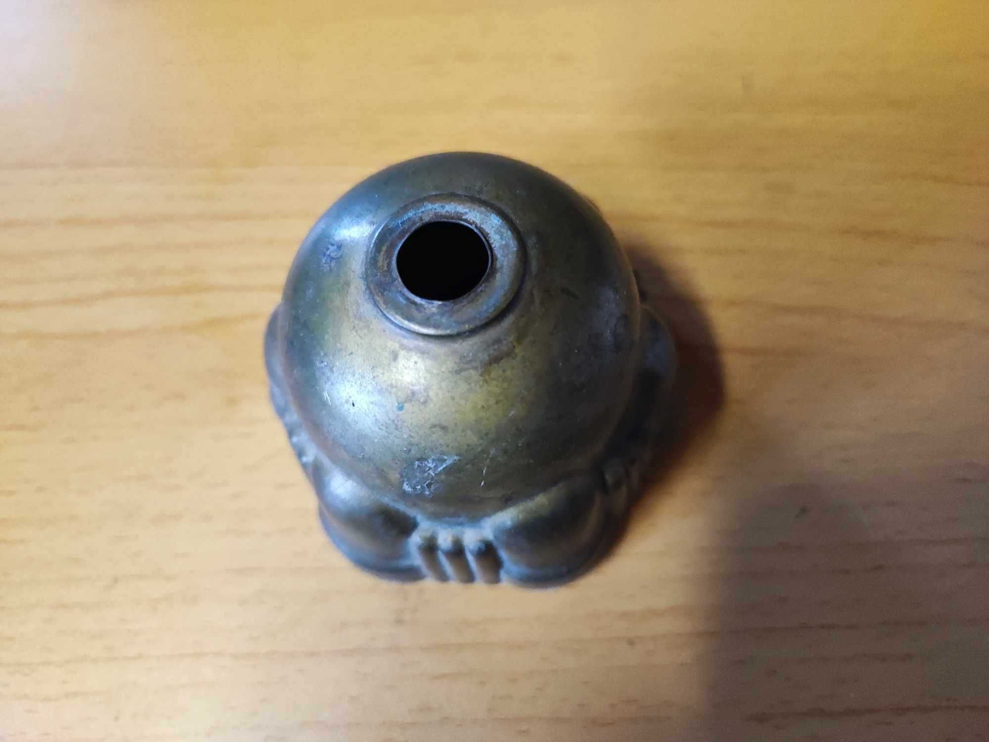Stara mosiężna podsufitka,śr.8 cm.wys.6,2 cm.