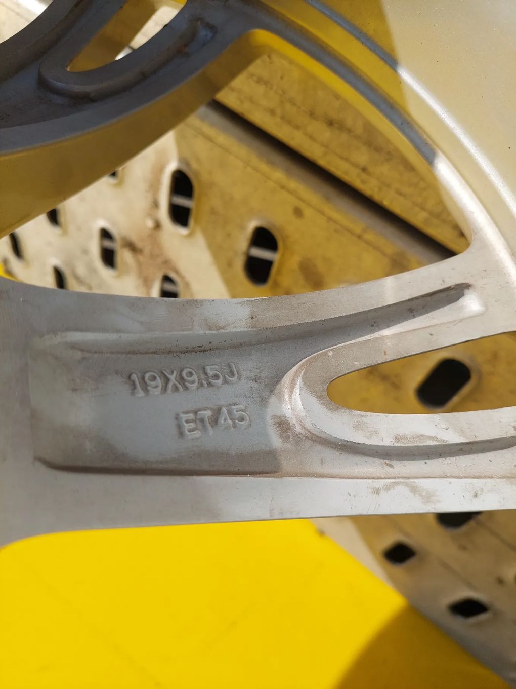 TESLA Y koło koła felgi aluminiowe z oponą ET 45 19x9.5 J