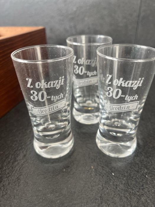 Skrzynka drewniana z kieliszkami 30 urodziny - pomysł na prezent