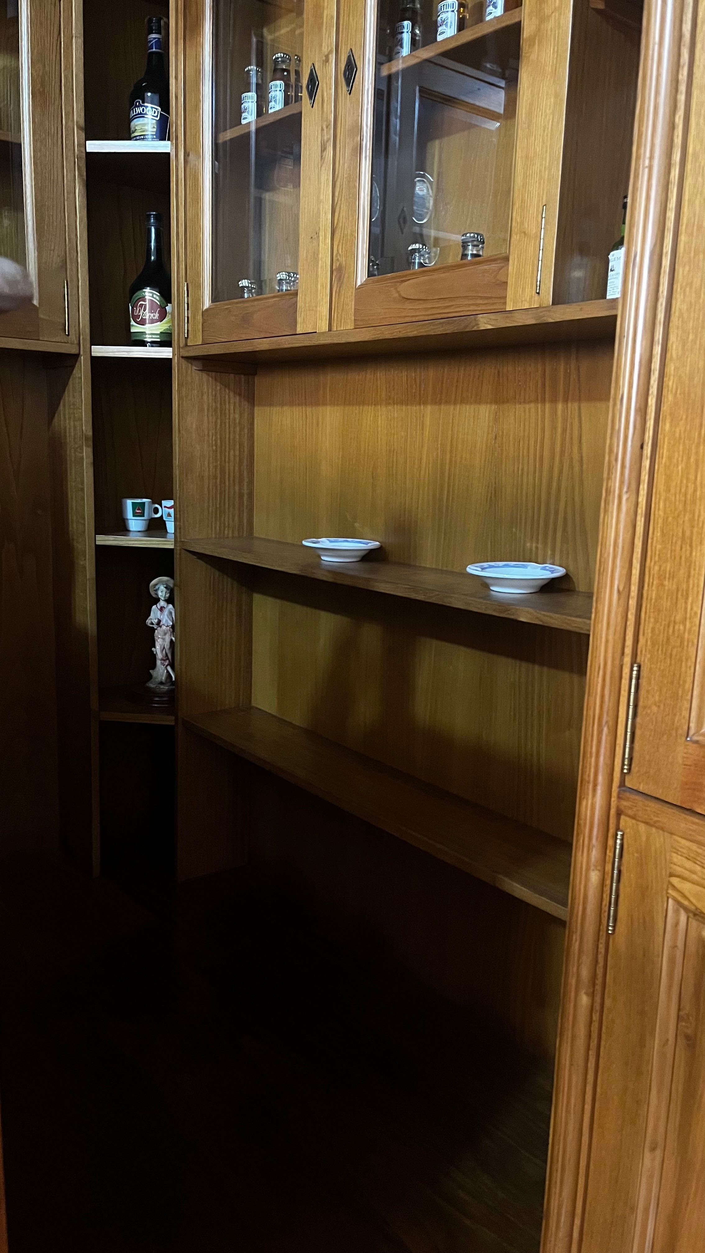 Bar em madeira de ótima qualidade