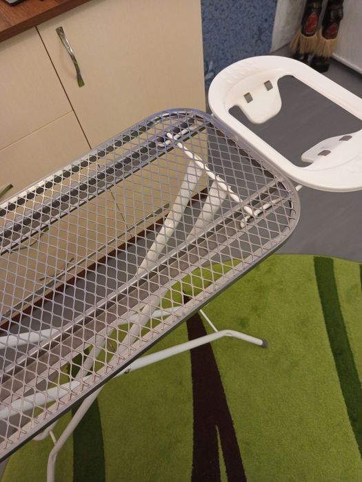 Гладильная доска без чехла.