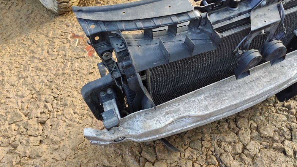 AUDI A6 C6 2.4 FSI Pas przedni wzmocnienie chłodnice automat