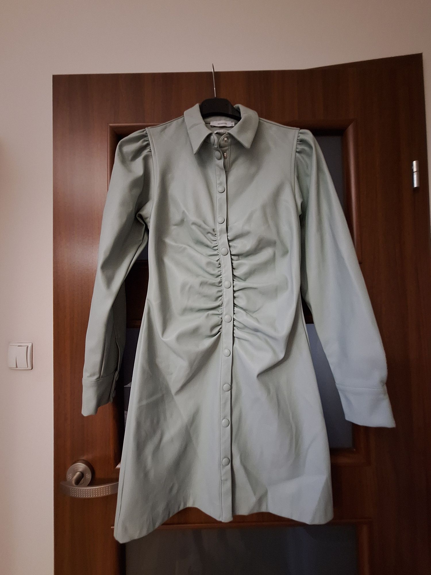 Sukienka z imitacji skóry mietowa reserved xs