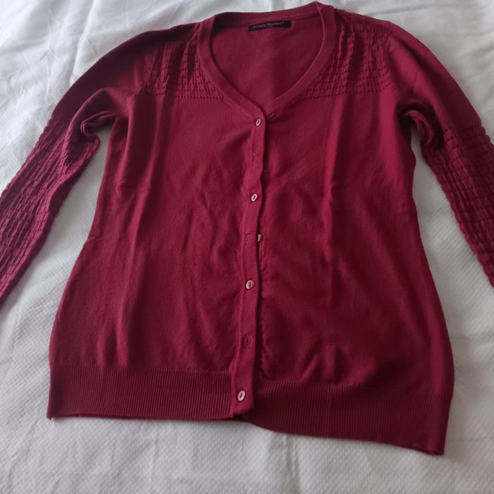 Vendo diversos casacos e camisolas