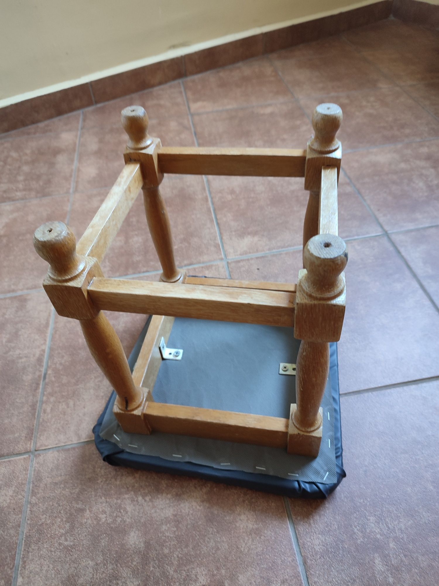 Stołek , taboret.