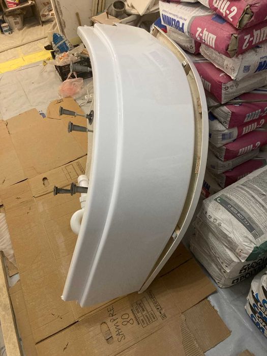 Піддон душовий, раковина+кран, поличка з дзерколом, унітаз.