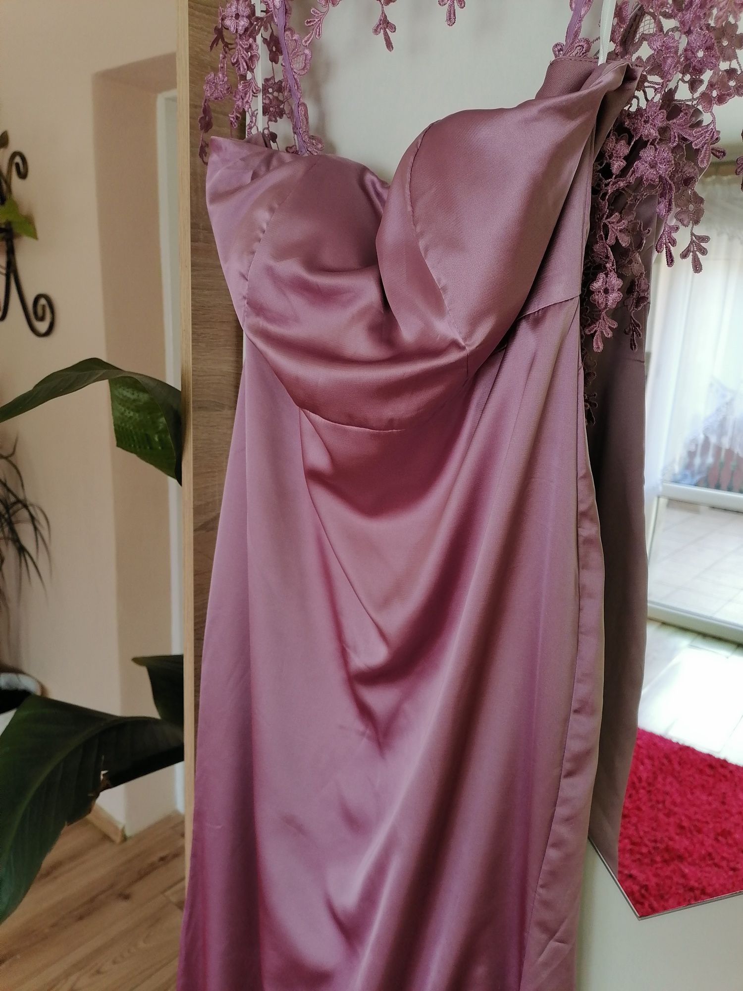 Elegancka długa sukienka wrzosowa gipiura wesele ML