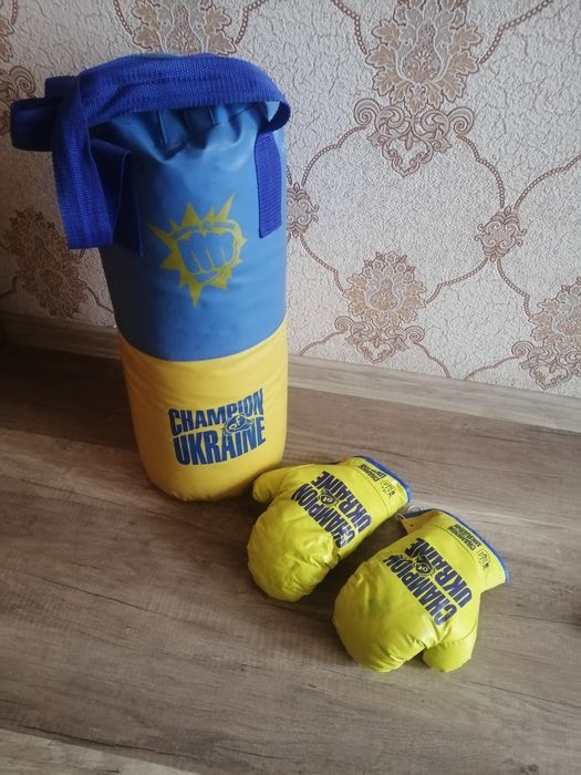 Боксерська груша з рукавицями