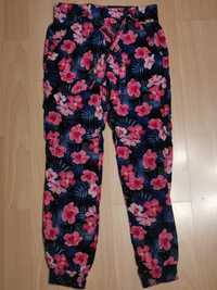 Spodnie dla dziewczynki w kwiaty rozmiar 128
