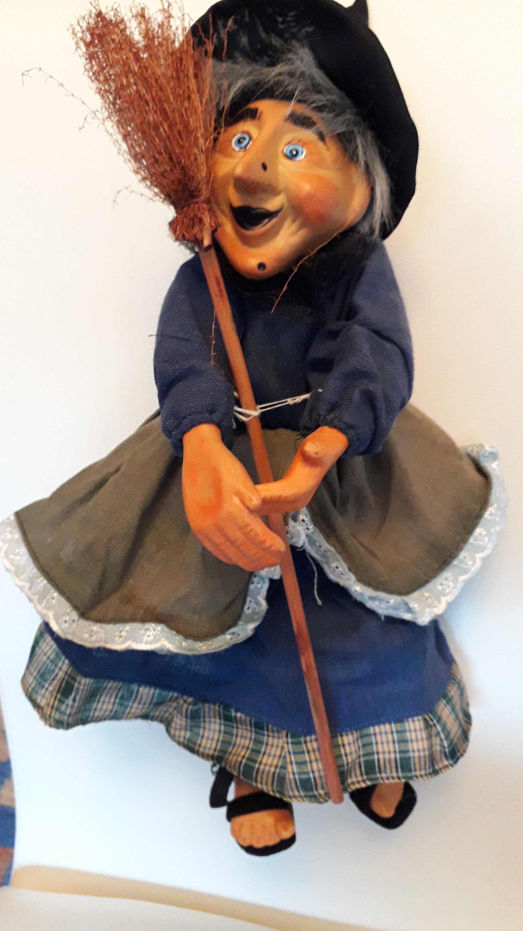 stara lalka czarownica na miotle