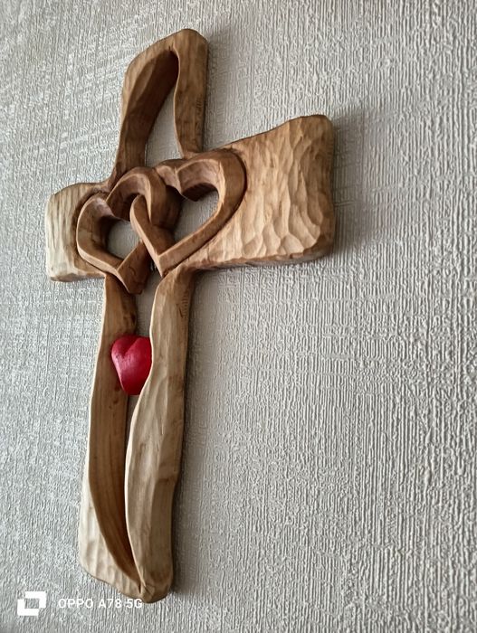 Krzyż rzeźbiony drewniany