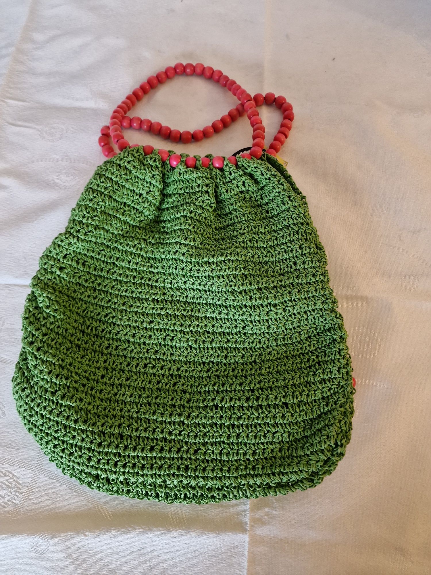 Bolsa em crochet com colar de oferta. Nova.