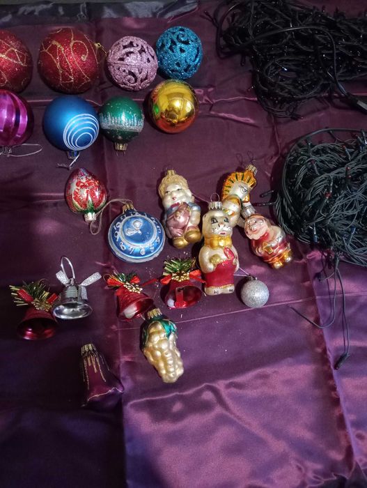 Игрушки новогодние 21 шт. Гирлянды по 25 метров две.