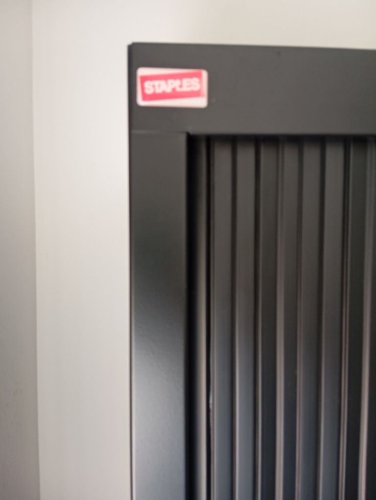 Armário com portas Staples