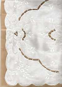 Pano ou naperon rectangular bordado em branco 45 cm x 34 cm