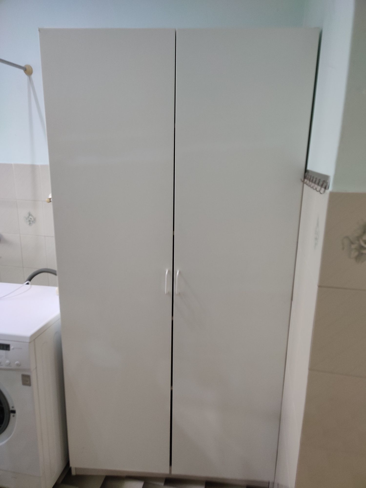 Cama, mesas cabeceira, roupeiro, cómoda e banco