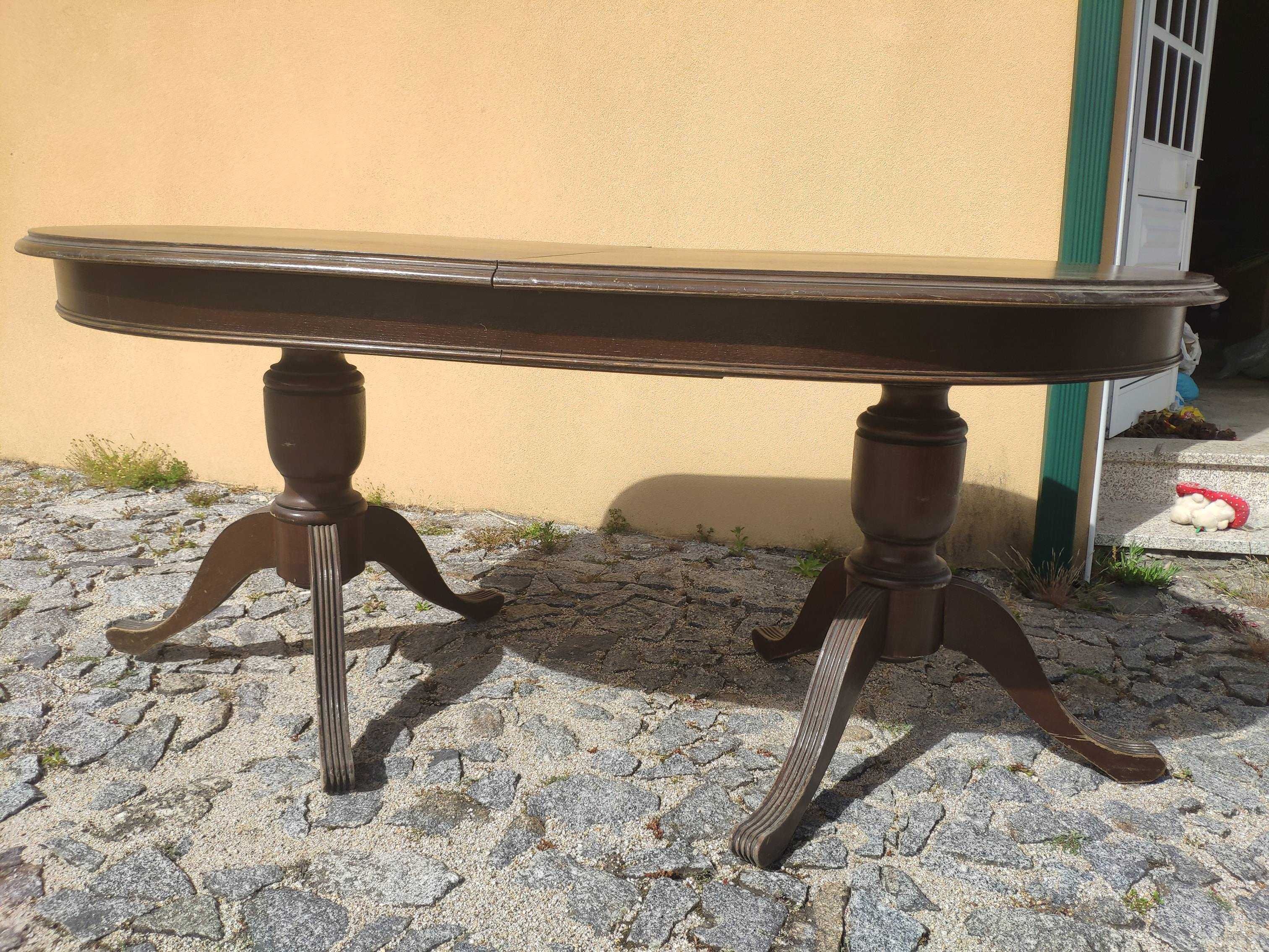 Mesa de Jantar em Madeira + 8 Cadeiras