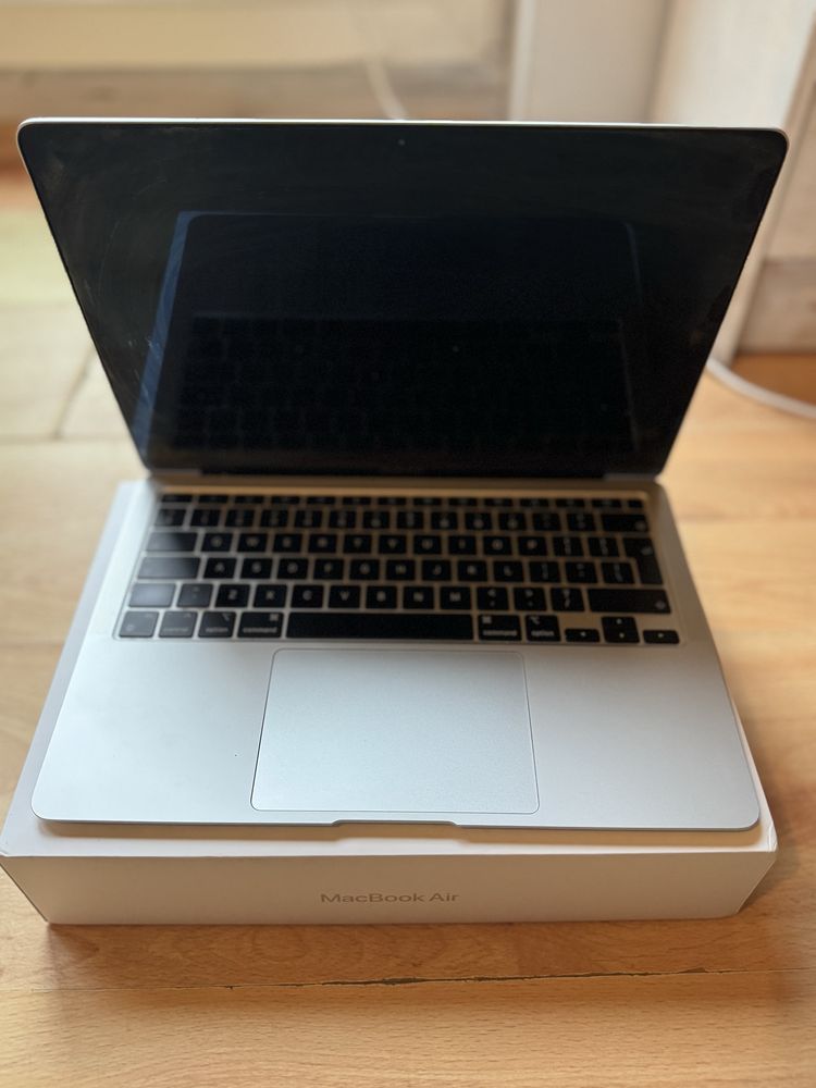 McBook Air M1 256 GB SSD 8 GB memory