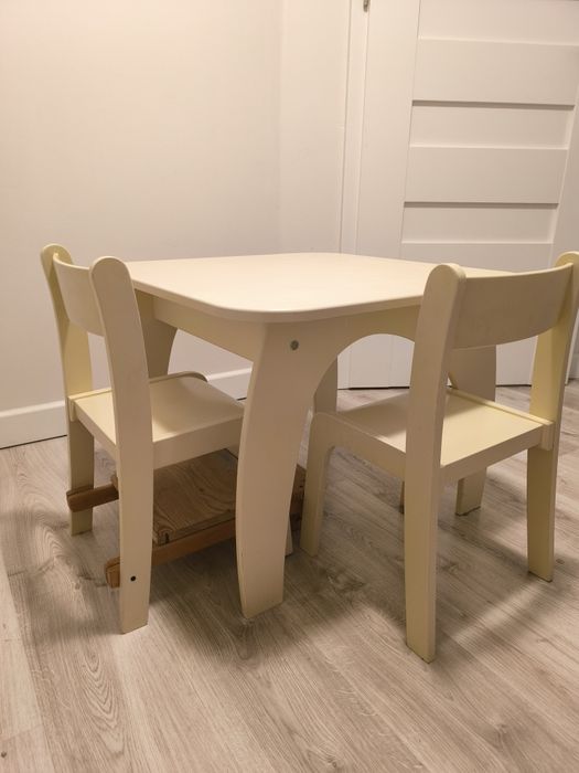 Szafa komoda stoliczek z krzesłami