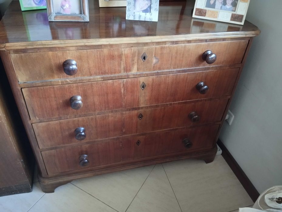 Cómoda antiga em madeiras nobres