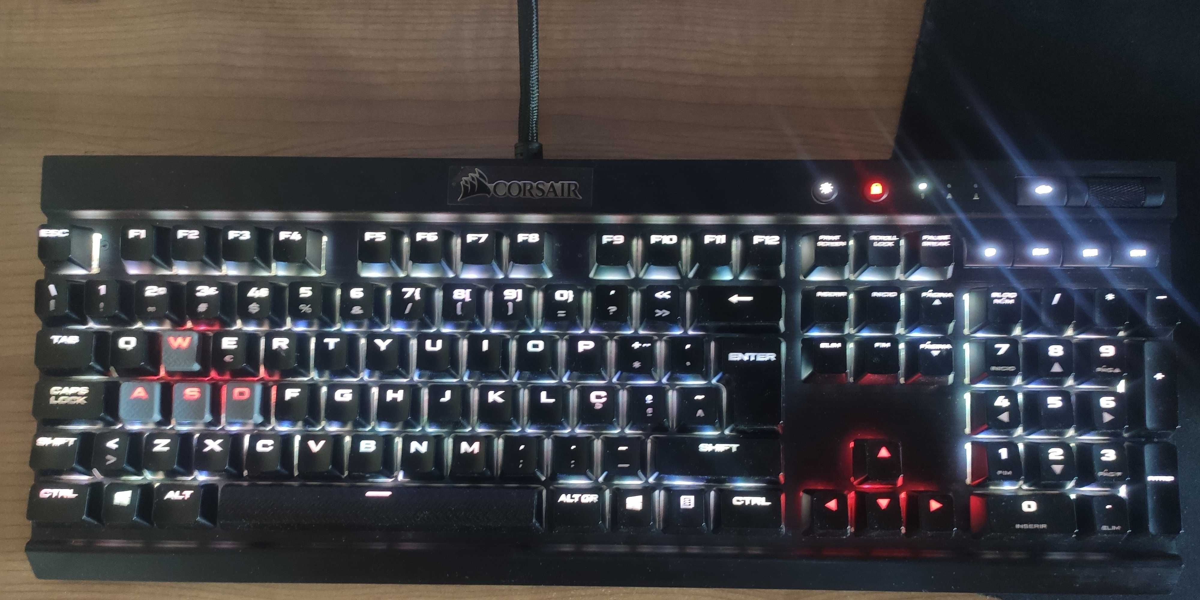 Teclado mecânico Corsair K70 LUX RGB