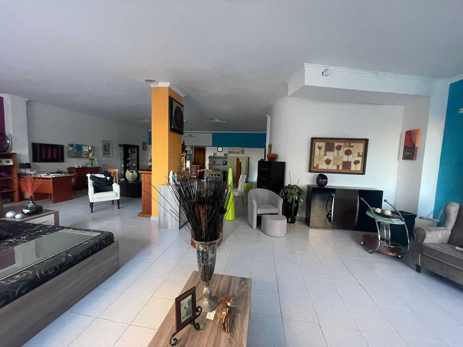 Loja Ampla com Saída de Fumos e Garagem Box | 135 m² | Odivelas