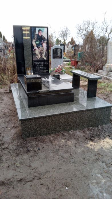 Одинарні, подвійні, європейські, військові пам'ятники