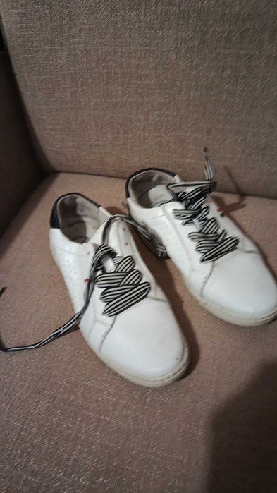 Sprzedam buty sportowe białe