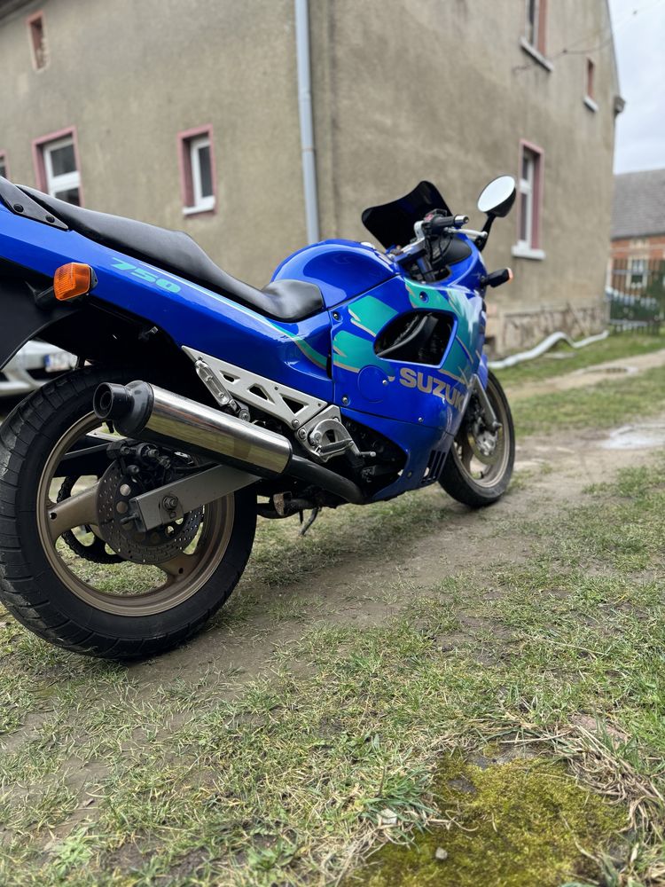 Suzuki Gsx 750F do regulacji sprowadzony