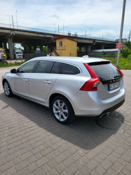 Volvo V60 2016 2.0. Бензин