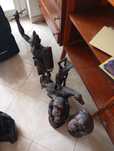 Antigo lote de  figuras em madeira. E pele