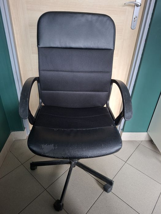 Krzesło czarne obrotowe