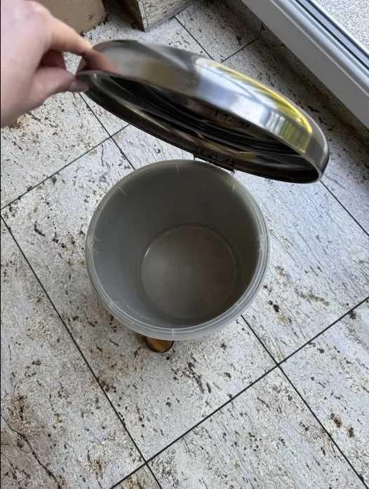 Kosz pojemnik na śmieci metalowy z przyciskiem nożnym