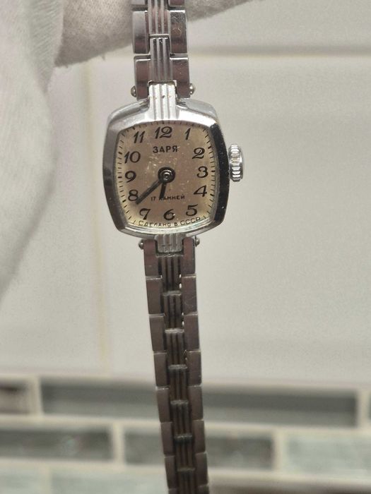 Damski srebrny zegarek *Zaria*