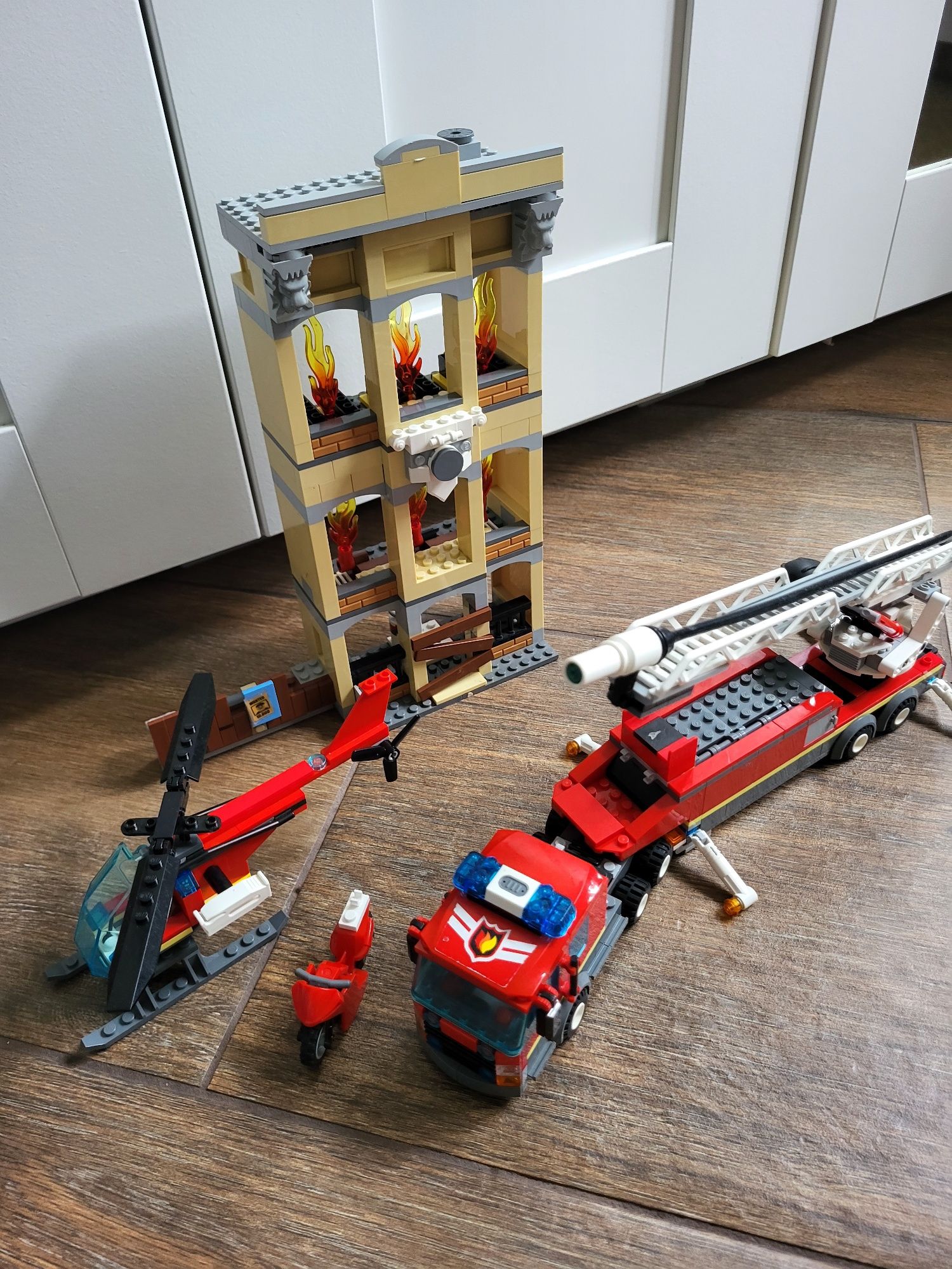 Płonący budynek Lego