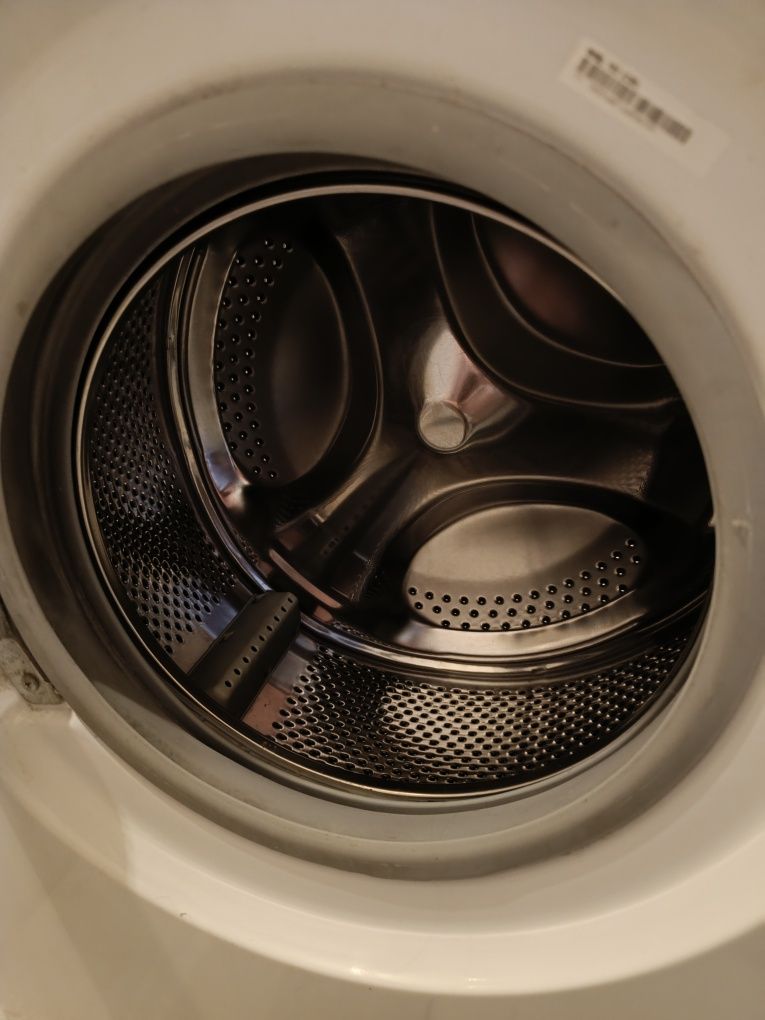 Indesit WISL102 (стучит барабан,под ремонт)