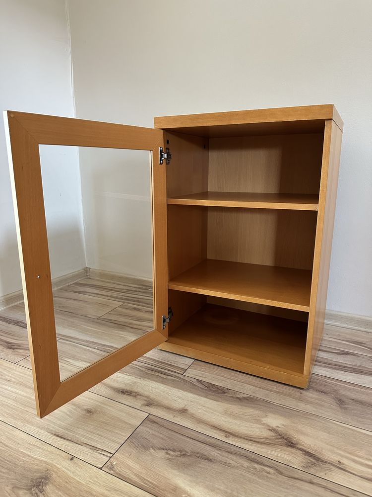 Szafka drewniana ze szklanymi drzwiami
